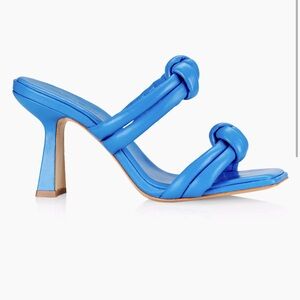 NEW in Box Saks Fifth Avenue
COLLECTION Leather Double-Knot Heels size 7.5